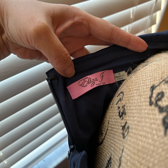 Beautiful cocktail dress. Fits great! - Picture 3 of 4